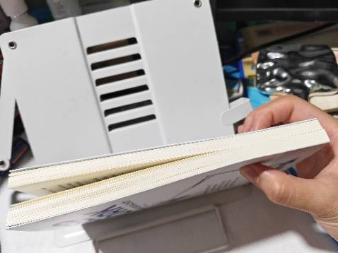 chất lượng sản phẩm rất TỆ sau hơn 1 tháng keo rã ra hết, từng trang sách bung bét bên trong. 
thật sự mình đã rất bất ngờ và thất vọng vì đã kì vọng uy tín như tiki thì chất lượng phải tốt, do mua sách ngày 2/1, mà giờ chưa đầy 2 tháng thì keo bung bét hết thế này dù mình giữ gìn rất kĩ, chứng tỏ chất lượng sách rất tệ.
mình đã phản ánh tiki về chất lượng thì chỉ nhận được câu trả lời là hết hạn đổi trả sau 30 ngày. 
có ai muốn mua xong để đổi trả đâu, với mình nó không đáng bao nhiêu nhưng để lại cục tức rất lớn, mới hơn 30 ngày tí thì từng trang sách nứt gãy rã ra từng tờ như sách lậu vậy. thất vọng nặng nề vì nghĩ sẽ mua để có thể đọc được nhiều lần, trong khi mình mới cầm đọc vài lần thôi.