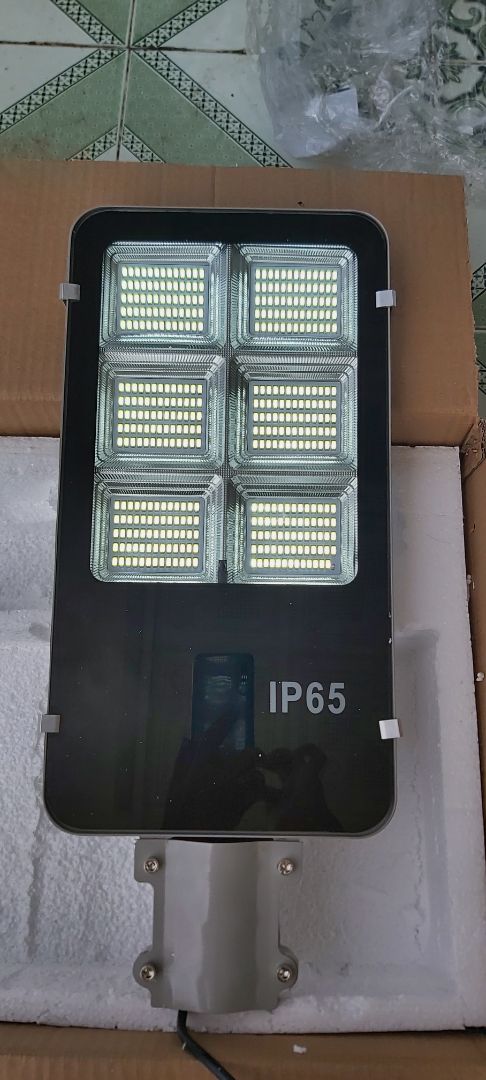 giao hàng ko đúng như quảng cáo: Quang cáo IP67 mà giao IP65 vậy shop, số chíp led cũng ít hơn: Quảng cáo 420, thực tế 390. chỉ có 1 đèn báo pin, QC 5 đèn, nản thiệt.