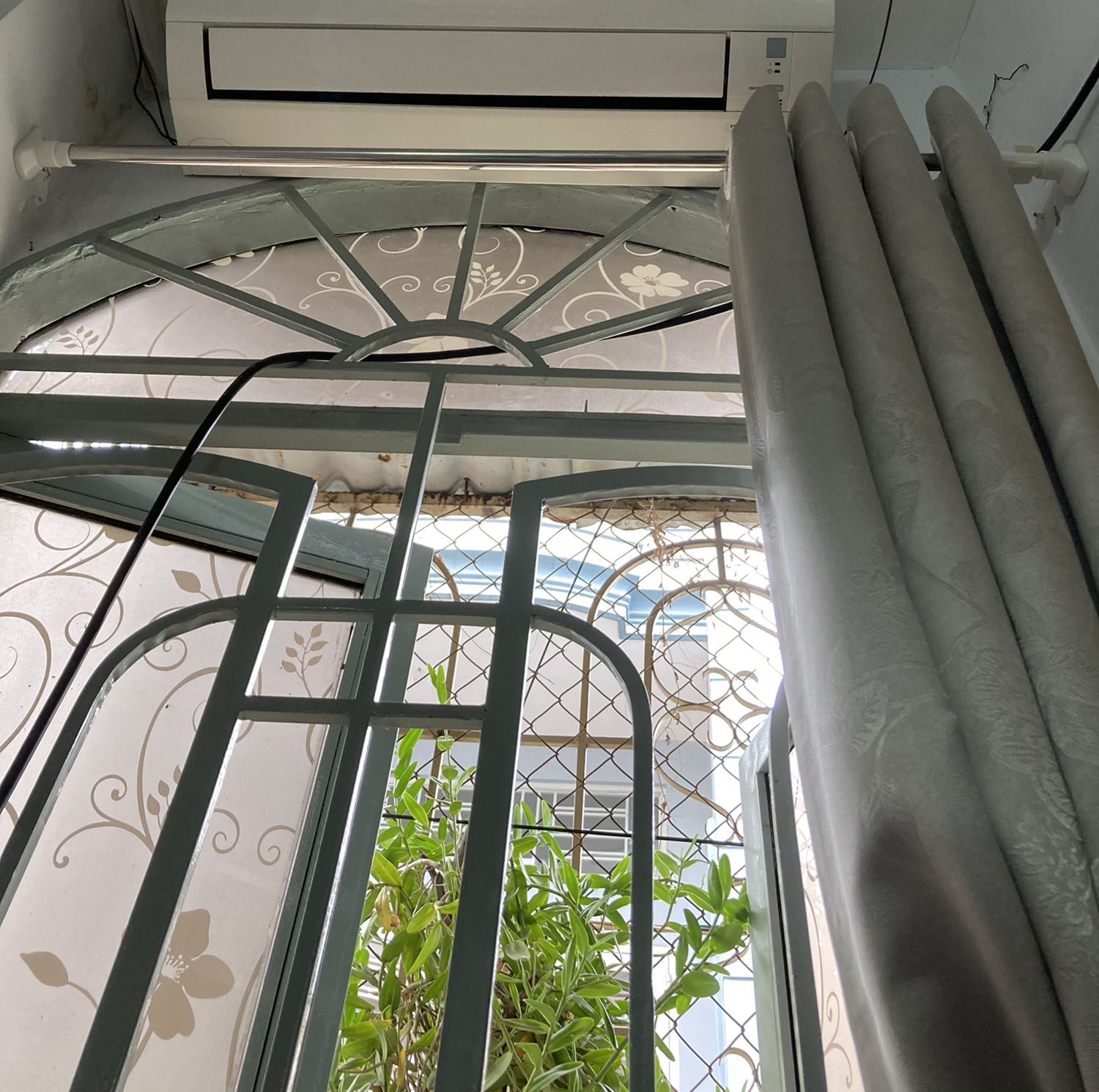 Thanh mắc màn rất tiện dụng. Hơi khó sử dụng do hướng dẫn sử dụng là tiếng trung quốc nhưng khi tự mò được thì dùng rất tiện, ko cần khoan đục tường mà cây bám rất chắc chắn. Sản phẩm tiện lợi, giá hợp lý, giao hàng cũng khá nhanh.
Bạn nào mua nhớ đo thử chiều ngang trước rồi chọn mua cây nào có kích thước gần bằng với chiều ngang á, vd chiều ngang hai tường là 1m2, thì nên mua cây có độ dài tối thiểu 1m1, tránh mua cây có độ dài tối thiểu quá ngắn thì dùng sẽ không bền bằng.