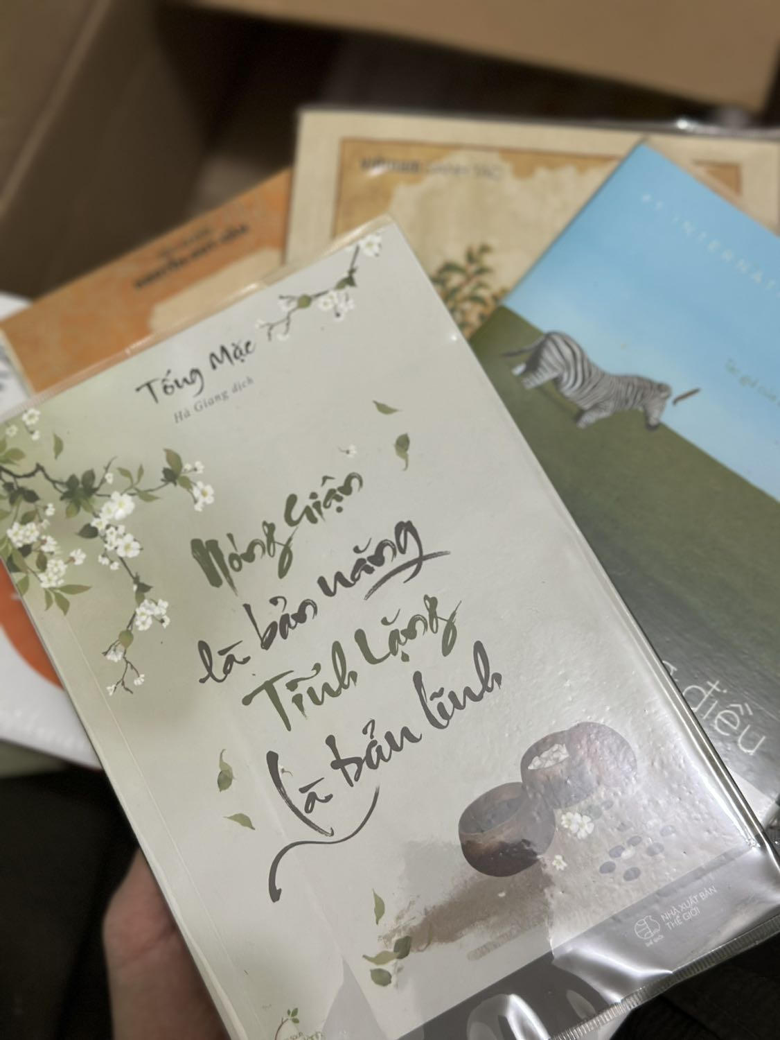 Tiki giao hàng siêu nhanh, được mã giảm giá nên khi nào mua cũng rẻ. Mua sách online thì nghĩ ngay đến Tiki Tranding không sợ sách giả nạ. Có mua gói bao sách nên không sợ sách bị dính bẩn.