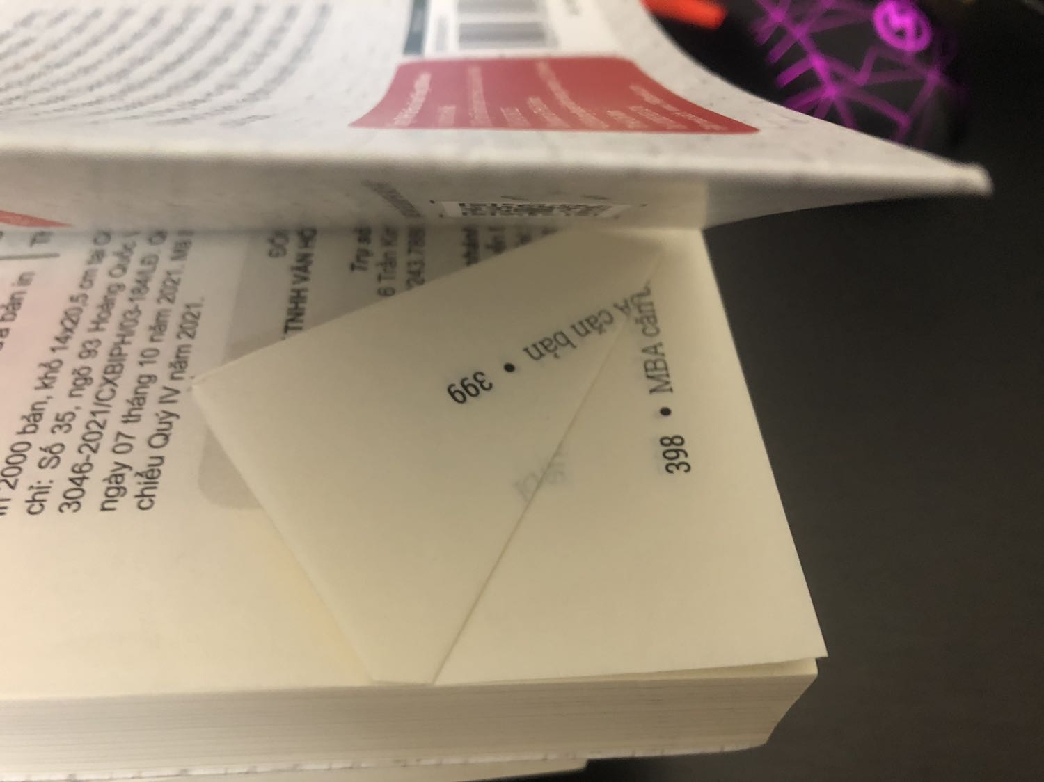 Sách hơi bị nhăn chút lỗi dư giấy nhưng đỡ tróc hơn cuốn kiaa