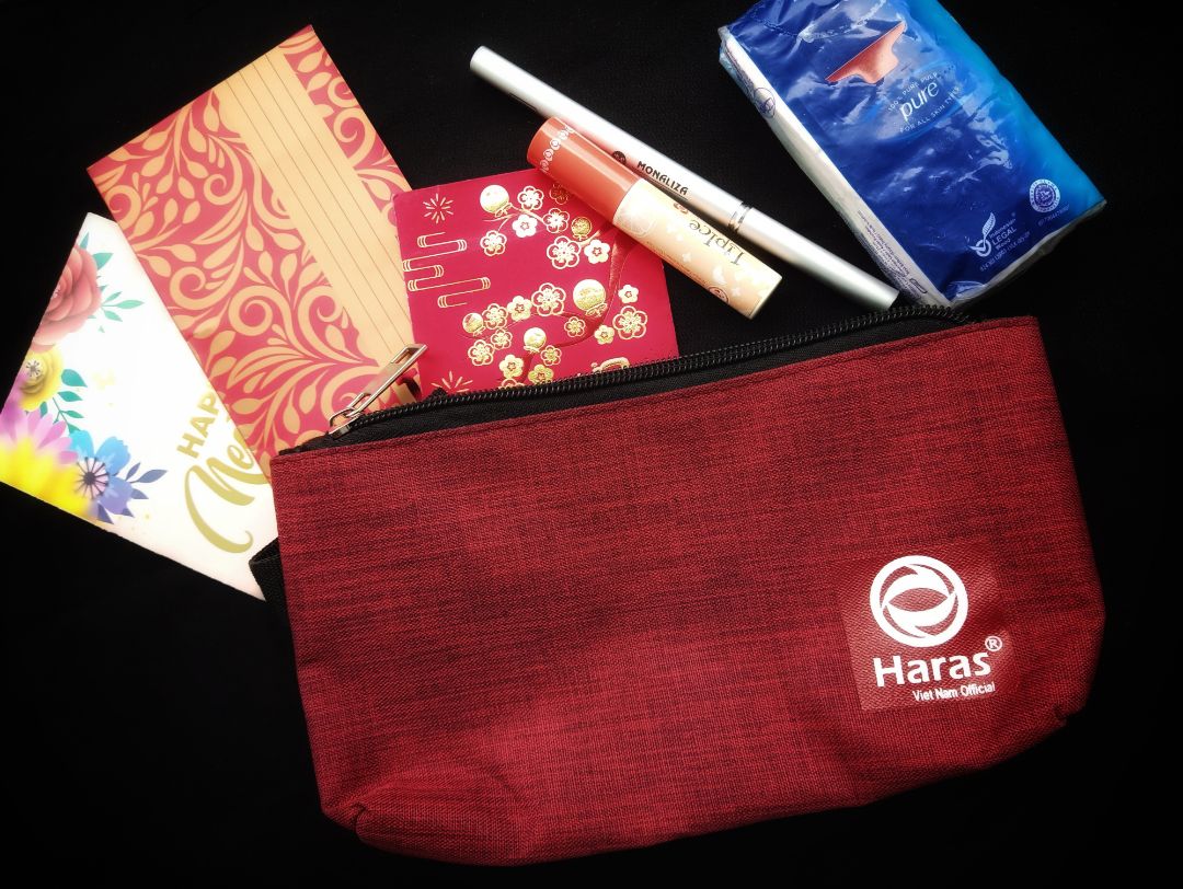 Mua hàng khuyến mãi
Nên vui quá trời
Ví xinh, giá hời
8 K một chiếc

Đựng vừa thước, viết
Khăn giấy, son môi
Giao nhanh thôi rồi
Dán keo kĩ lưỡng

Đường may chất lượng
Dây kéo "ô kê"
Màu đỏ "u mê"
Một ngăn dày dặn

Lấy làm quà tặng
Hay sắm để dùng
Chắn chắn vô cùng
Không tin? Mời thử! ^^