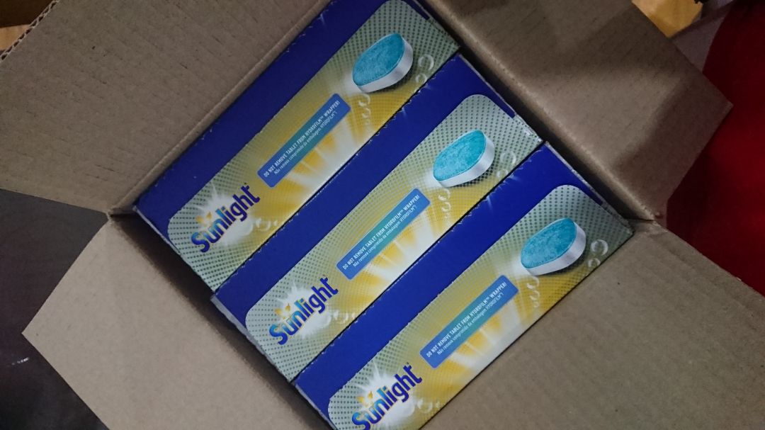 Sản phẩm đc đóng gói ki càng, cẩn thận. Tiki Now ship nhanh. Viên rửa sạch, bóng bát đĩa, tuy ko thơm lắm nhưng cũng ko có mùi khó chịu. Viên khá đắt nên mình đã bẻ đôi ra dùng 2 lần ít bát đĩa vẫn rất ok