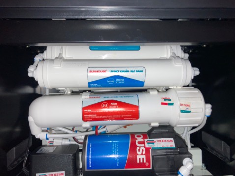 Máy chạy êm, lọc nước tốt. Nhưng khi lắp đặt phát hiện lõi RO bị rỉ nước, kĩ thuật viên phải mở lõi ra để xử trí và làm bong mất tem niêm phong dán ở lõi. Máy chạy êm, lọc nước tốt. Nhưng khi lắp đặt phát hiện lõi RO bị rỉ nước, kĩ thuật viên phải mở lõi ra để xử trí và làm bong mất tem niêm phong dán ở lõi.