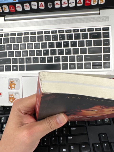 Sách cũ, bẩn, ko được bọc nilon. Gáy sách gập cong, tôi cực kỳ không hài lòng Sách cũ, bẩn, ko được bọc nilon. Gáy sách gập cong, tôi cực kỳ không hài lòng