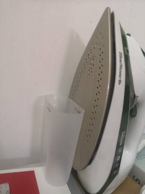 Ủi nhanh thẳng, hơi bắn ra tốt, có điều k kich hoạt bảo hành được. Mua giá tốt nên rất ưng. Độ bền thì dùng lâu mới đánh giá được. Nhưng hiện tại mình rất thích