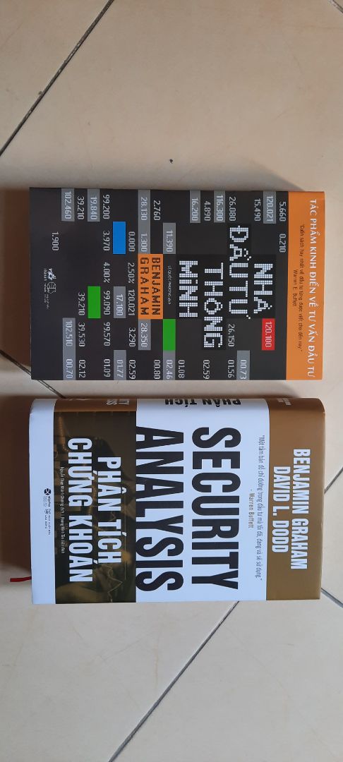 Sách đẹp. cả combo nặng hơn 1 kg. Thị trường ck đang hừng hực nên mua mấy quyển về đọc. Mới đọc sơ qua nội dung. Tác giả là người có ảnh hưởng lớn tới warren buffet nên bối cảnh từ những năm 6 mấy, 7 mấy. hy vọng vẫn còn giá trị vs thị trường hiện nay