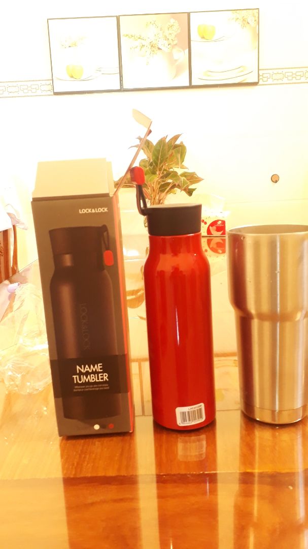 Mình đặt hàng và nhận hàng rất nhanh, có 2 ngày nhận được, bình rất đẹp, dưới đáy có đế cao su nên để trên bàn nghe rất êm, ko tạo tiếng động, và giữ ko cho trợt . còn về mùi nhựa thì chỉ xó nắp có mùi nhẹ tí, nhựa phải hôi nhựa thôi nên thấy bình thường, mình ngâm nước ấm tí là hết