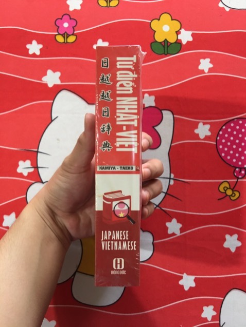 Hài lòng ! 
Sách đặt hết nên Fahasa thay bằng 1 quyển khác , cùng loại , giá tiền không đổi . 
Sách được bọc chống xốc và bọc nilong riêng cuốn sách . Sách mới và đẹp . Nhỏ gọn , tiện lợi .