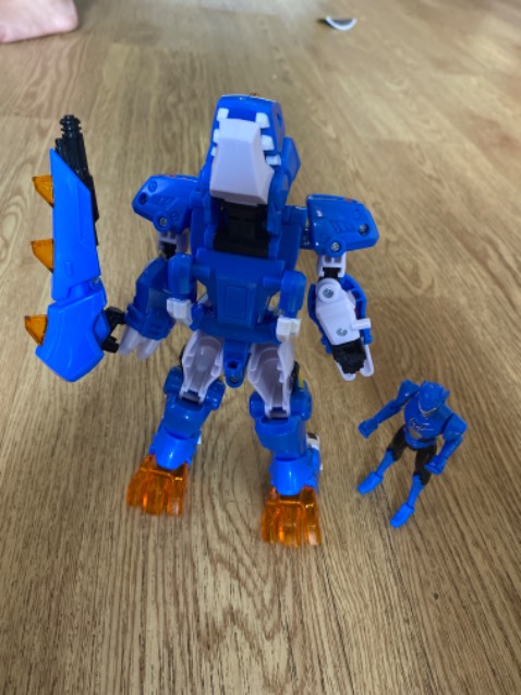 sp có 1 con robot cai 20cm và 1 hình người nhỏ, lúc đầu cứ tưởng 6 con như hình.