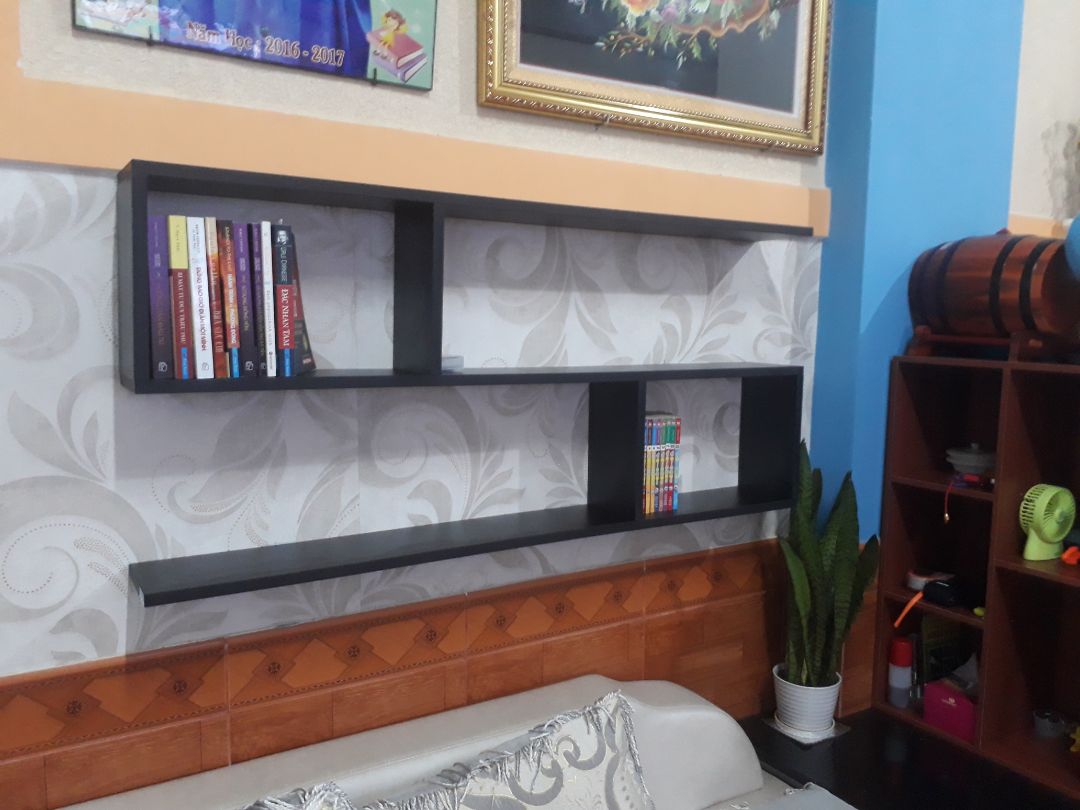 Sản phẩm giống hình. Gỗ CN lõi xanh trông khá chắc chắn, không phải loại gỗ ép ruột mùn cưa. Màu đen khá đẹp nhưng không được đều màu, có những vệt giống như dặm vá bằng cọ. Bắt lên tường giấu ốc vít, tắc kê nhưng vẫn rất chắc. Giao hàng nhanh. Mình mua của SIB decor.