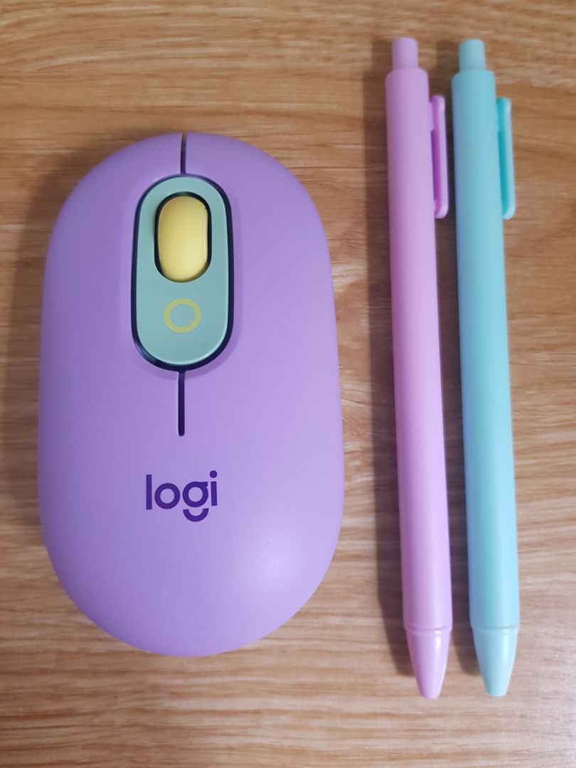 chuột màu đẹp như hình, xài êm.
kết nối hơi khó, mình k thấy có kết nối usb, kết nối blutooth cũng hơi khó cài đặt cho nhiều thiết bị.