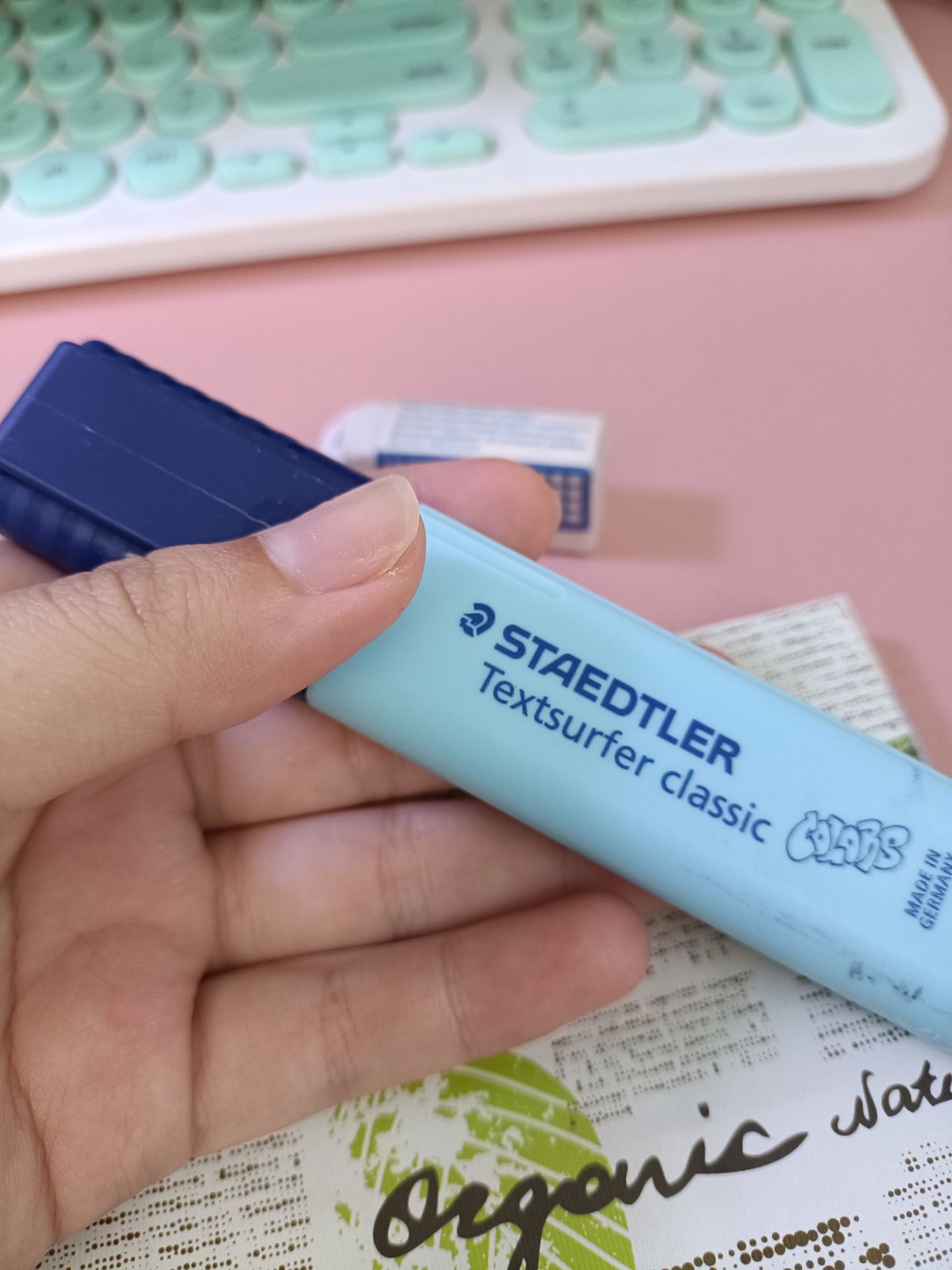 Mực bút không lem. Kích thước vừa phải. So sánh giữa loại rẻ tiền và bút loại này thì khác nhau hẳn. Bút không pha quá nhiều cồn.