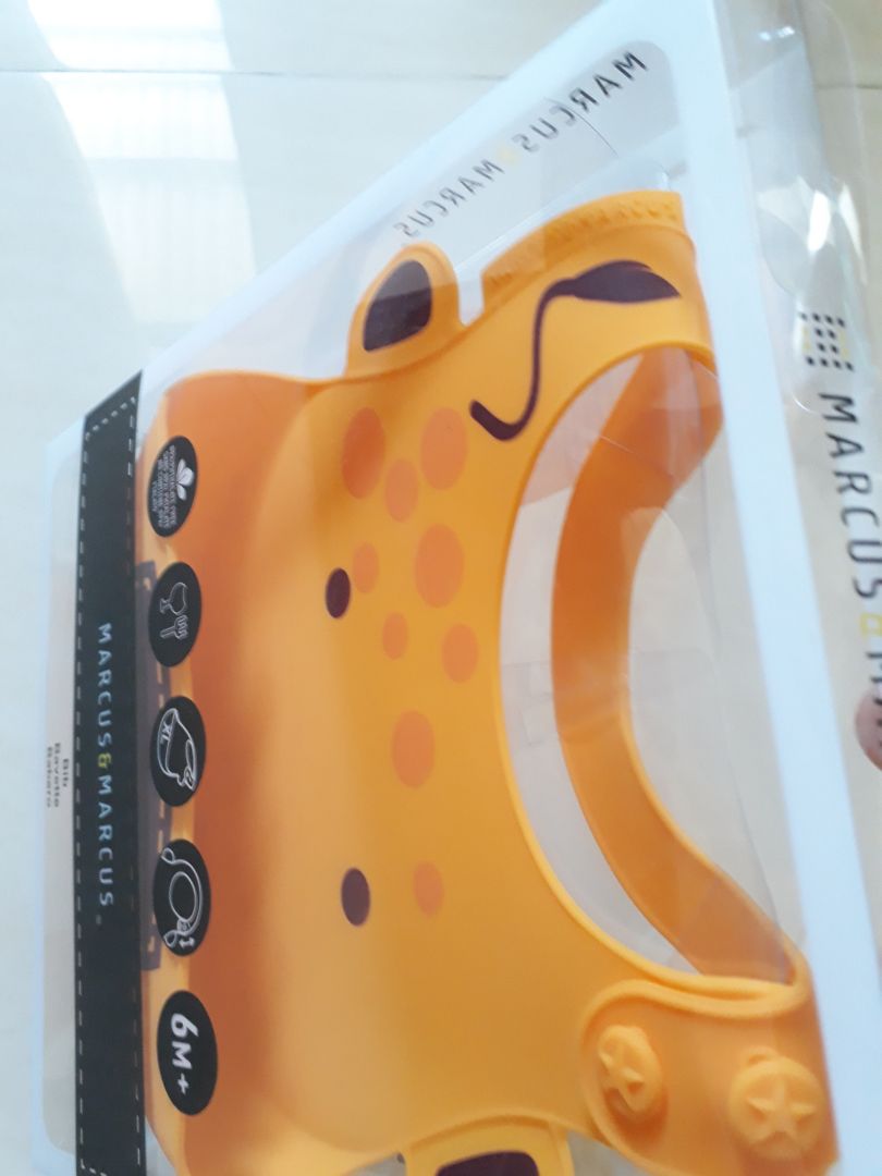 Sản phẩm đẹp. silicon ko bám bẩn. ko mùi.
nhưng giao sp ko đúng mô tả. Bộ sp như hình có cả bát và muỗng. Nhưng khi nhận, chỉ mỗi cái yếm. 
Quan trọng nhất, yếm này là để hứng thức ăn. Nhưg  nó ko đáp ứng đc. Máng thiết kế ko có góc mở, chỉ thẳng đứng 90 độ, rất hẹp tầm 3cm. ko xứng với tầm giá. Quyết định trả hàng. Sản phẩm đẹp. silicon ko bám bẩn. ko mùi.
nhưng giao sp ko đúng mô tả. Bộ sp như hình có cả bát và muỗng. Nhưng khi nhận, chỉ mỗi cái yếm. 
Quan trọng nhất, yếm này là để hứng thức ăn. Nhưg  nó ko đáp ứng đc. Máng thiết kế ko có góc mở, chỉ thẳng đứng 90 độ, rất hẹp tầm 3cm. ko xứng với tầm giá. Quyết định trả hàng.