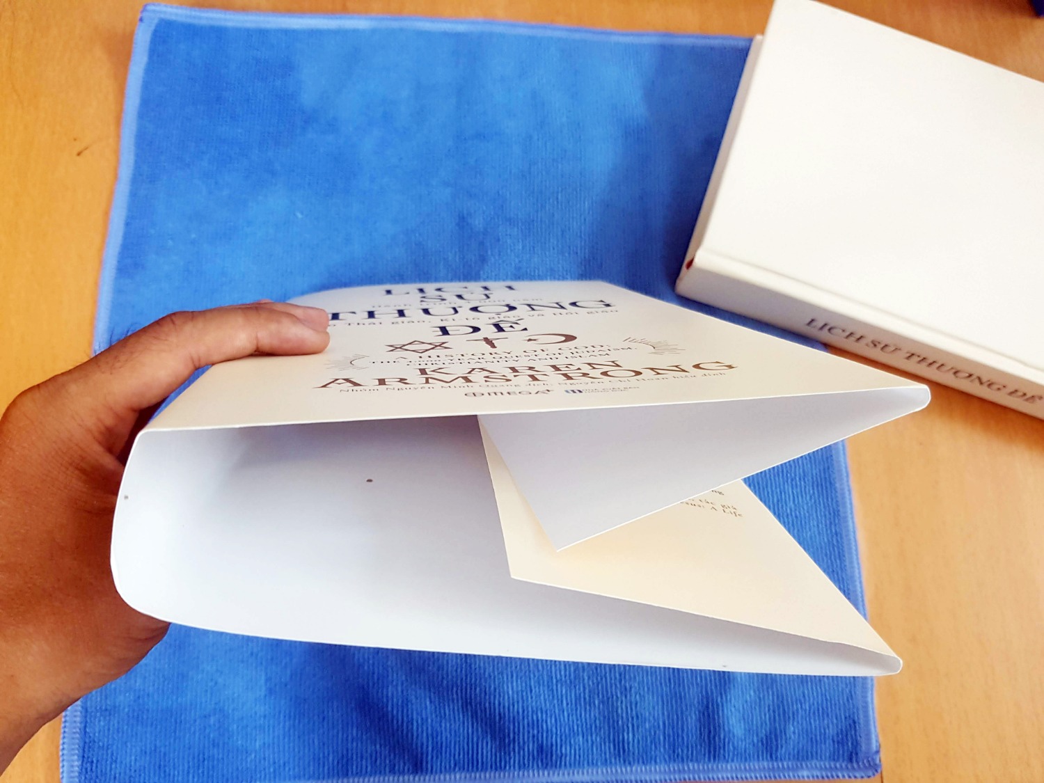 Sách dành cho những người có nền tảng về Tôn giáo, nhất là các Tôn giáo Độc thần...
Sách là một công trình công phu và mang lại nhiều kiến thức.

Sách đẹp và giấy đẹp, chữ rõ.

Khi mua sách, nên dùng tính năng bọc sách, nhìn sẽ sạch và đẹp hơn.
Mình mua nhưng k bọc, nên giờ hơi tiếc và sợ bẩn.

Sách dở một chỗ là bìa cứng thì k in mặt, chỉ có vỏ.... hơi tiếc.