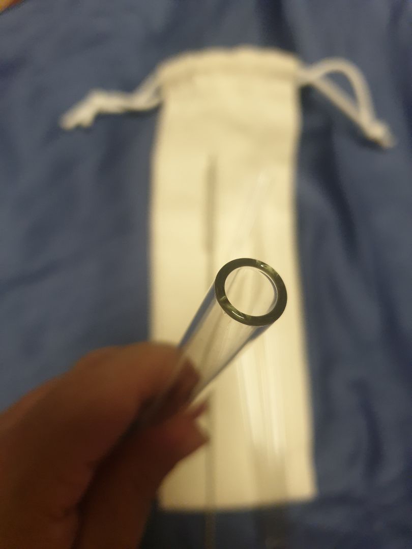 Ống hút dày dặn, cầm khá chắc tay. Ống hút trà sữa nhìn khá nhỏ, không biết hút trân châu có bị kẹt không vì chưa thử. Cọ rửa dài và khá chất lượng. Tuy nhiên mình đang suy nghĩ cách đựng làm sao cho mấy ống hút k va chạm vào nhau khi mang đi ra ngoài vì sợ bể, nếu đồ đựng là hộp, bên trong có mút để từng ống thì hoàn hảo luôn.