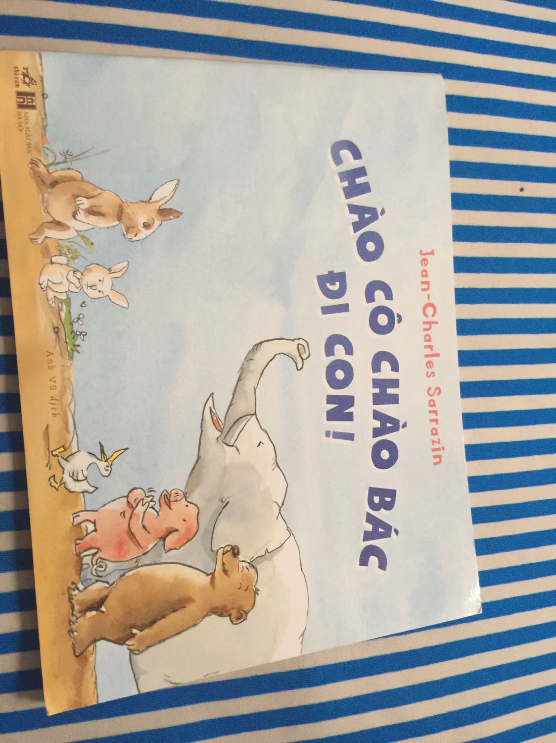 Nội dung sách dễ thương nói về việc ghét chào hỏi mọi người của thỏ con Lapinou nhưng sau lần va chạm với gã sói gian ác ,Lapinou đã có suy nghĩ khác hơn trong việc chào hỏi