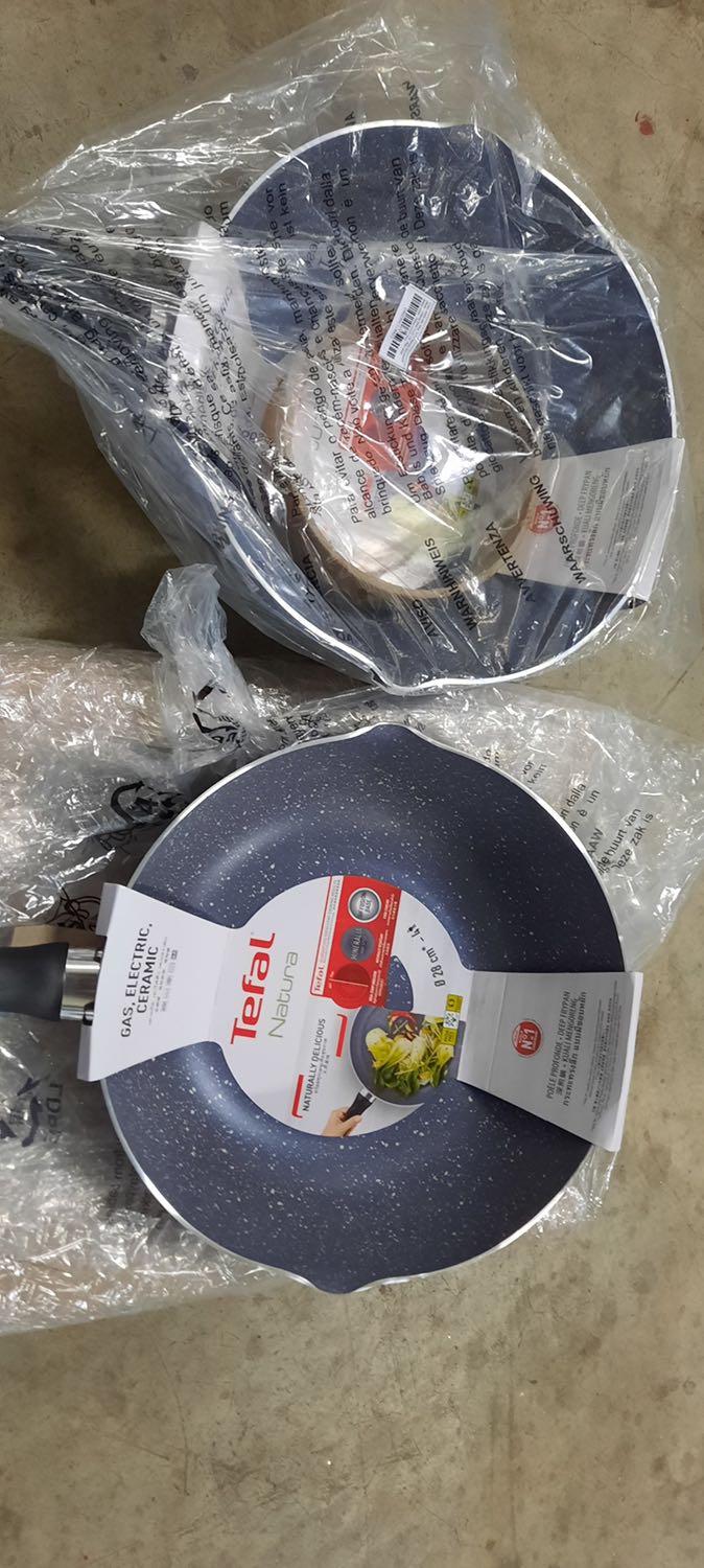 Hàng đẹp, chất lượng, chảo to và sâu, dùng chiên hay xào nấu đều rất tuyệt vời. 
Xin góp ý với tiki và nhà cung cấp, là nên đóng gói cẩn thận hơn 1 chút, chứ mà đóng gói sơ sài quá, tiki tiếc gì cái thùng giấy đóng gói cho cẩn thận và đẹp hơn 1 chút thì tuyệt vời hơn. Xin cảm ơn!