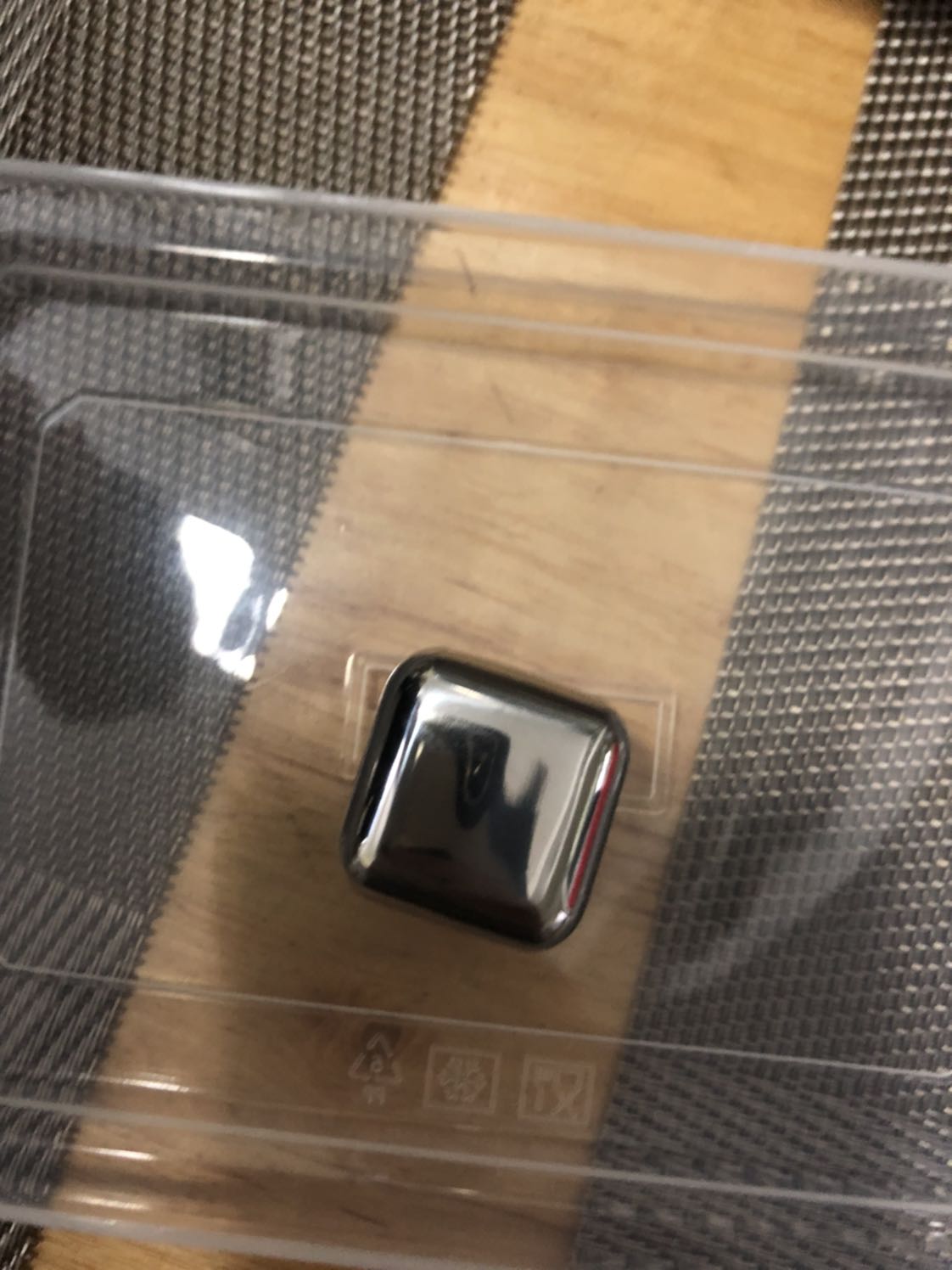 Sản phẩm đóng gói rất cẩn thận, đá nhìn cảm quan thấy màu sáng, inox sáng bóng, chưa dùng thử ko biết lạnh lâu ko????!!!