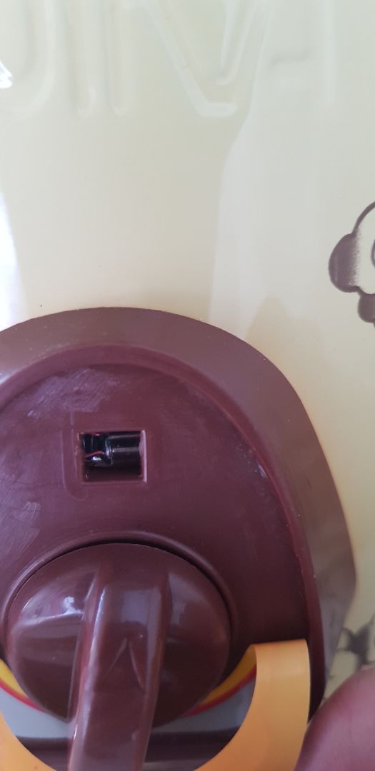 Nồi kho cá Fujika thương hiệu Nhật Bản, sản xuất tại Trung Quốc, nhập khẩu tại Hà Nội, Việt Nam, mình mua được với chất lượng siêu tệ. Nồi không thực hiện được chức năng đun nóng, gắm điện rồi nhưng vẫn lạnh hoài dù ở chế độ nấu nào. Miếng dán phía trước núm bật chế độ: chậm, cao, tự động rất lỏng lẽo, mình mở ra thì thấy như hình bên dưới, khi gắm điện đèn màu đỏ không sáng. Lòng nồi có vài hạt li ti màu vàng do tráng không hoàn hảo, nhưng lỗi nhỏ thôi, quan trọng là nồi không nấu được. Công ty bảo hành ở Hà Nội xa xôi, không thể giúp đổi trả, sữa chữa nhanh chóng, hiệu quả, tiết kiệm. Trải nghiệm mua hàng vô cùng buồn, mình đã mất tiền thanh toán trả trước và mua sản phẩm siêu tệ. Ngày xưa còn nhỏ mình nhớ hàng Nhật siêu tốt, xài 10 năm còn tốt, thật đáng mua và tin dùng. Ngày nay có sự thay đổi. Đóng hàng kĩ, chắc chắn, có nỗ lực hỗ trợ xử lý giao hàng sớm cho mình từ Tiki, mình cố gắng cho đánh giá 1 sao, chứ không cho sao thì mình đăng bài không được.
Sao hàng Nhật mà có thơ tiếng Việt và hình ảnh Thánh Gióng vậy?
Hàng kém chất lượng vậy mình có bắt đền bên nhà sản xuất lại chưa?