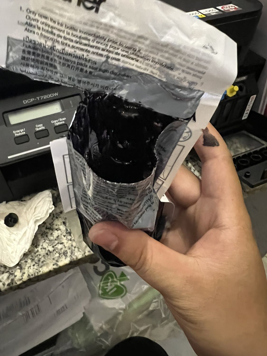 Mặc dù đóng gói kỹ đẹp, nhưng khi mở ra thì chảy như hình. Thay mực chảy vậy cảm thấy hơi hụt hẫng xíu. huhu là do em x.ui thôi.