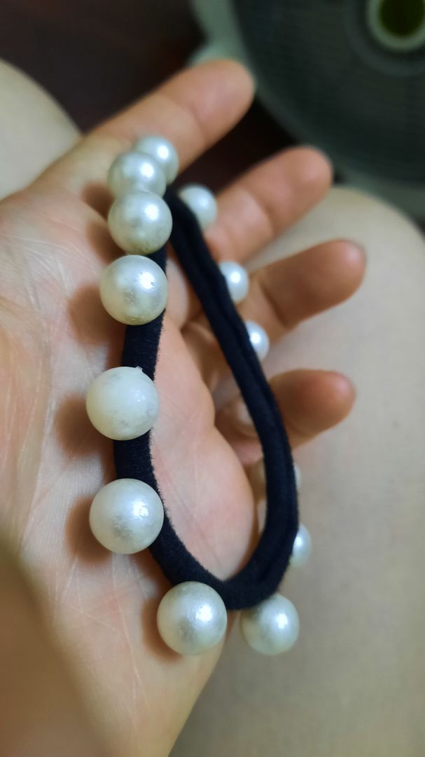 dây cột oki. nhưng hạt ngọc trai k đc bóng mịn như trc đây mình mua. nó kiểu loang lổ,bong tróc ý. nên nếu mua thì cân nhắc xem sao