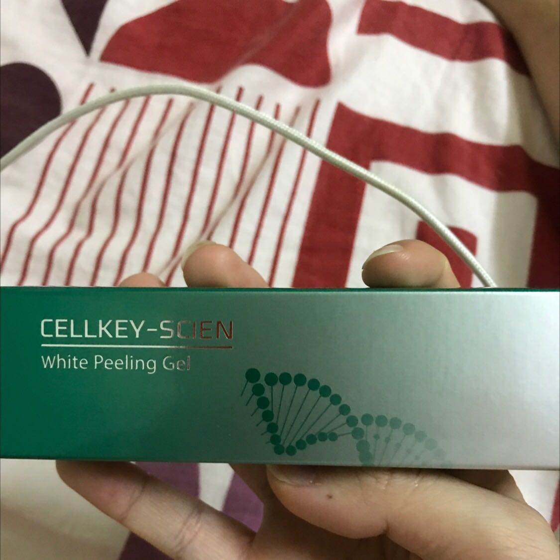 Sản phẩm như hình, có tem chống hàng giả này nọ, có nhãn phụ, có vẻ uy tín á. 
Sản phẩm dạng gel trong, mùi khá dễ chịu, thoa lên mặt, massage nhẹ nhàng sẽ ra 1 lớp mỏng kì như giấy ấy.