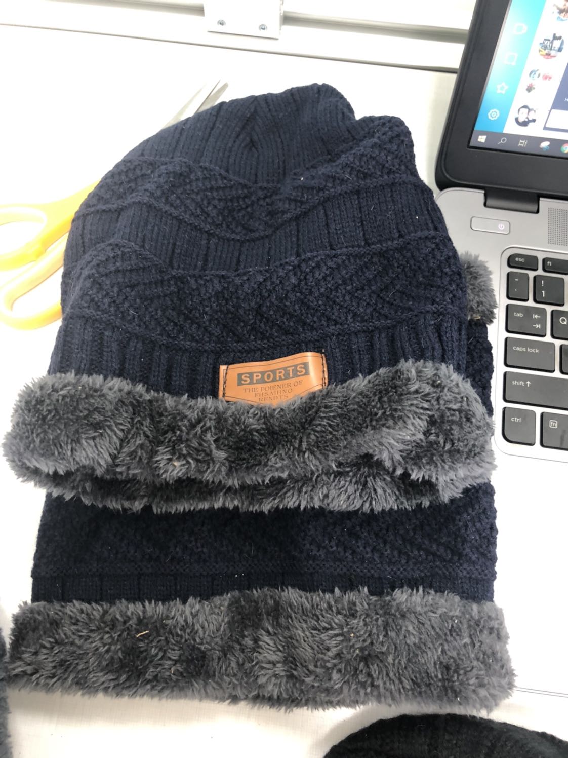 Shop giao hàng rất tệ
1. Đơn hàng đặt 3 cái, bao gồm 3 mũ và 3 tấm lót nỉ, nhưng thực tế chỉ nhận: 03 mũ và 02 tấm lót nỉ

2. Đơn hàng đặt 3 set đều màu xanh than. Thực tế nhận: 1 cặp xanh than như đơn hàng. Còn lại là 2 mũ và 01 tấm lót màu đen

3. Hàng rất cũ và dơ. Riêng mũ màu đen (tuy kg đặt hàng nhưng vẫn “bị” nhận: mark của mũ đã bị rách nhá nhem trông cực kỳ mất thẩm mĩ

Đề nghị shop xem lại chất lượng sản phẩm trước khi giao hàng cho khách
Đề nghị khách kiểm tra số lượng của đơn hàng trước khi giao
Tôi hoàn tất mất niềm tin khi mua hàng trên trang TIKI này