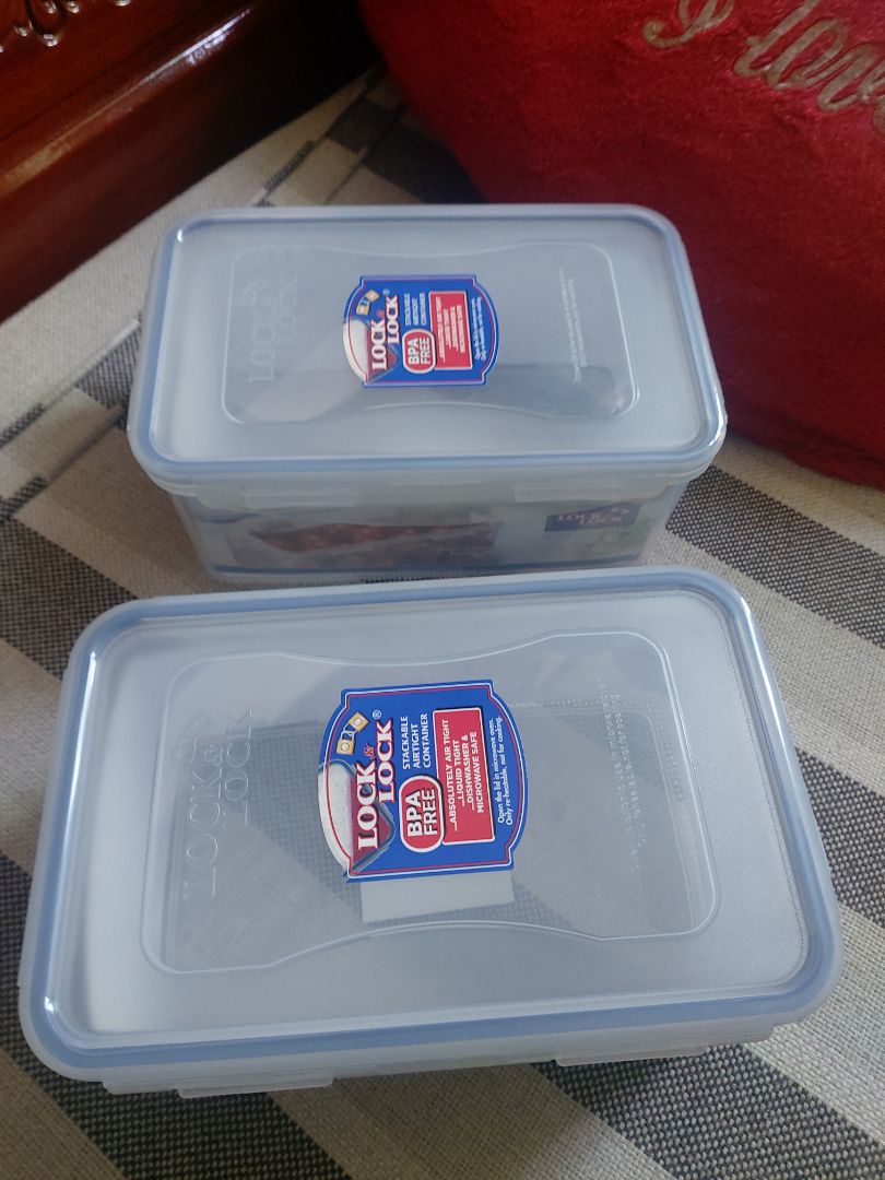 Giao hàng hơi nhanh. Đóng gói xấu xí, vỏ móp méo, nhăn nhúm nhìn không thiện cảm. Hộp sản phẩm đẹp, in nổi chữ Lock&Lock trong nắp hộp. Tuy nhiên hộp nhỏ gọn thôi. Nhỏ hơn nhìn so với hình rất nhiều. Thích hộp to lên chút nữa nên mới mua. Ai dè... Mua về thất vọng.