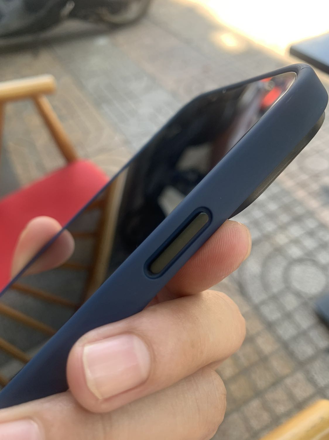 Tuyệt vời! Viền cao bảo vệ màn hình tốt hơn