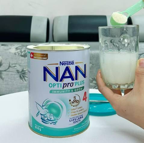 ưng nhất sữa sản xuất theo công thức thụy sĩ, sữa thơm, dễ uống mà lại vị rất giống vị sữa mẹ dặm kèm rất chi là ok luôn. đợt này cải tiến thêm 5hmo tăng đề kháng qá tốt.