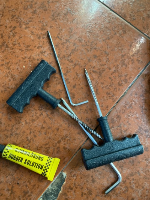 Bộ vá lụi như ***, đưa 2 cái dùi vậy rồi ai làm dc gì.