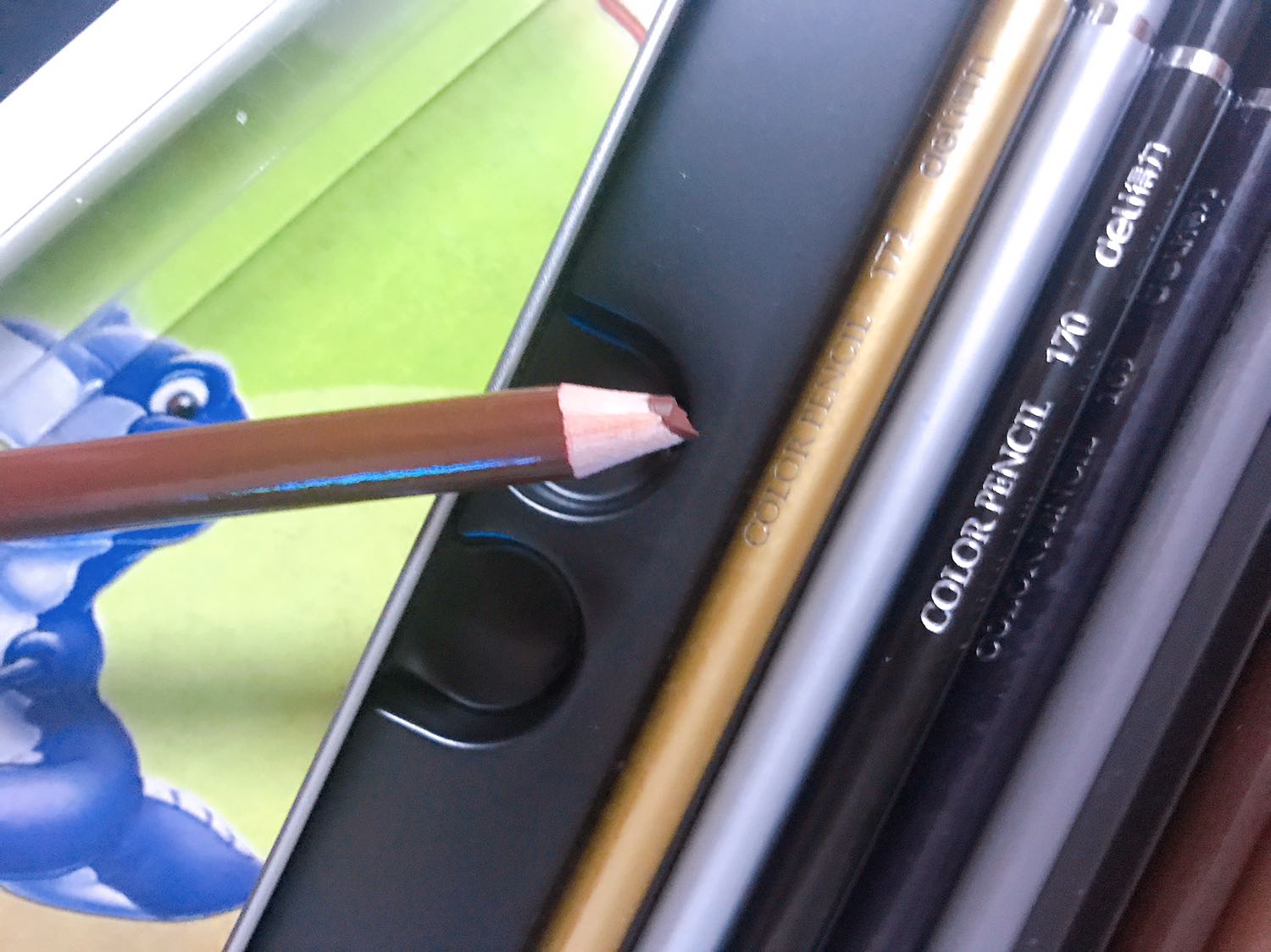 Hộp chì màu đa sắc khá đẹp. *** thấy chì mịn và dễ tô. Trừ 1 sao do 1 cây chì gãy từ lâu Ko thấy cái ruột gãy trong hộp. Và trừ thêm 1 sao do hộp chì bị móp cạnh khiến bé buồn. Này đảm bảo bị móp từ trong kho hàng của nhà cung cấp dịch mà vẫn giao cho khách chứ Ko phải do vận chuyển vì hàng được bọc nylon xốp nhiều vòng rất êm ái.