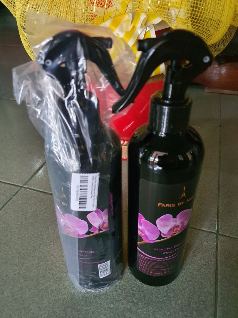 Nước hoa giao hàng đóng gói cẩn thận,  mùi thơm dịu,  xịt phòng khoảng 1 giờ là hết thơm, tuy nhiên tiền nào của nấy nên cho 4 sao....