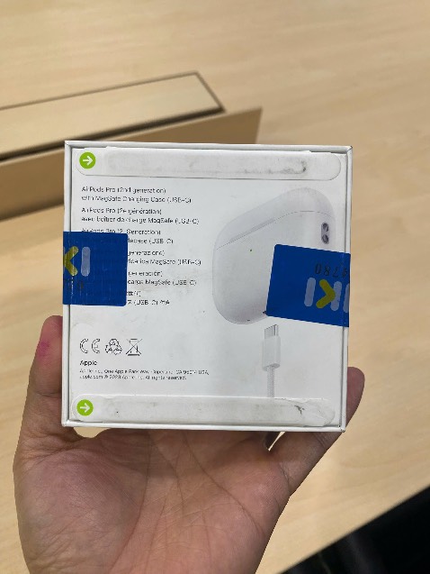 Vỏ hộp quá bẩn. Ngoại quan không đáng tin chút nào đây là sản phẩm mới, chính hãng.