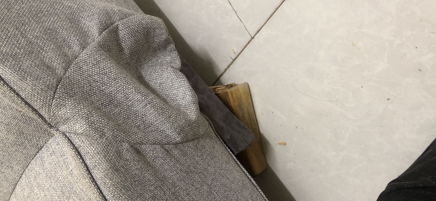 1 chân ghế gá vào cực tệ dùng đc 10 hôm ngã dập mặt vì gãy 1 chân ghế