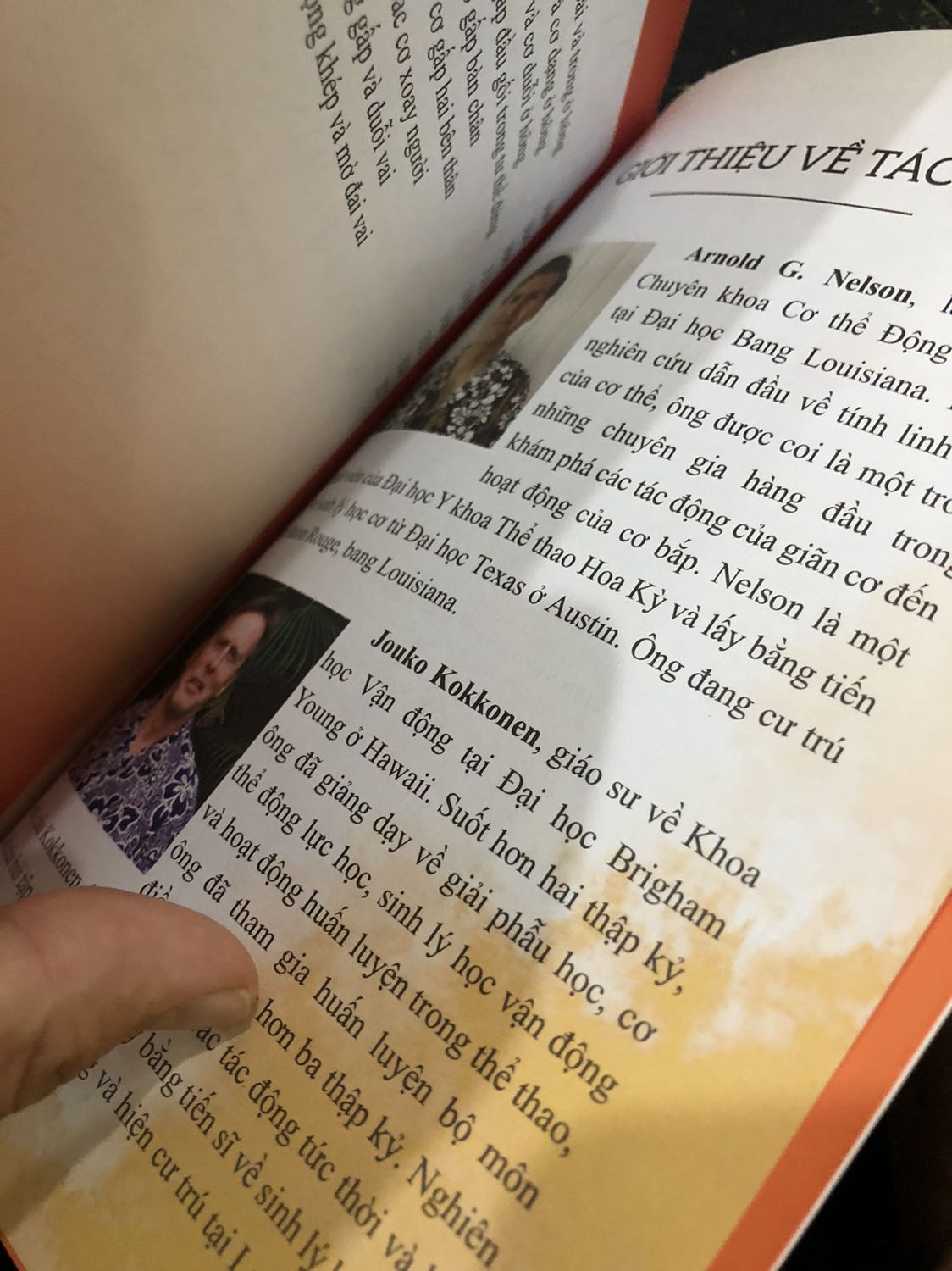 Sách bẩn bìa. Bên trong lem hết cả các trang đầu và sau. Một quyển sách rất thú vị mà khi nhận hàng chưng hửng luôn. Sách đắt gần 200k chứ không phải rẻ, mà thử hỏi khi nhận hàng như vầy thì sao chấp nhận được ??? 
Tiki trả lời sớm lại cho mình nhé.