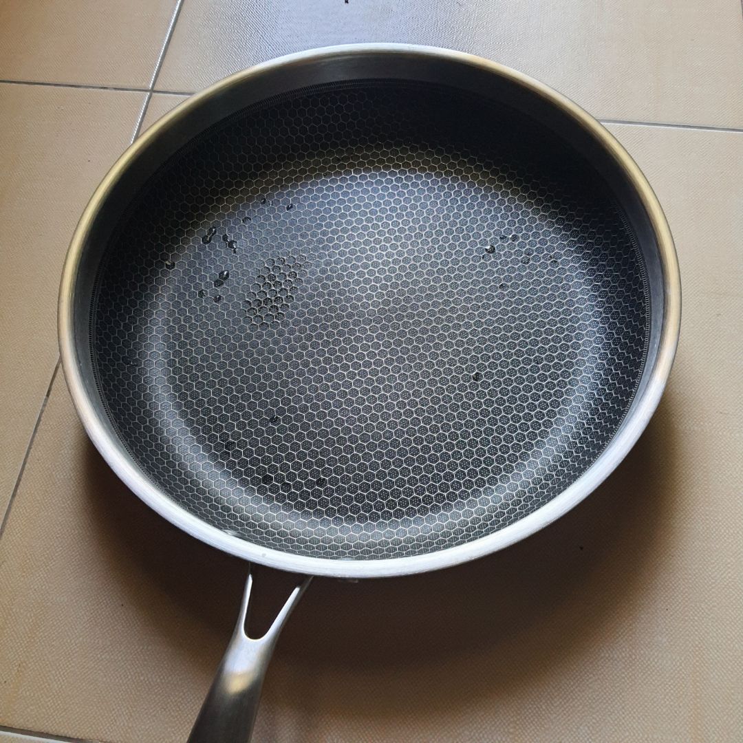 Giao hàng nhanh, sản phẩm như mô tả, nhiệt đều, kích thước chảo lớn, có nắp tiện dụng, chống dính ổn