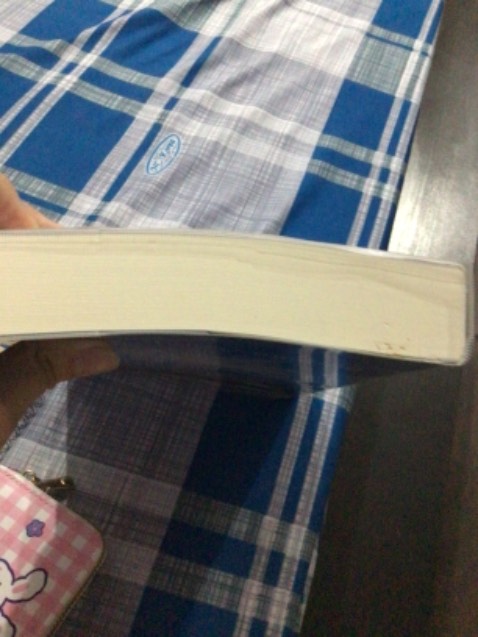 Sách được bọc bookcare rất cẩn thận. Tuy nhiên sách giao hơi bị dơ một xíu. Mình là người rất yêu sách và bảo quản sách rất kĩ nên hơi khó chịu khi sách bị dơ như vậy, góp ý tiki nên bảo quản sách kĩ hơn và kiểm tra sách khi giao cho khách hàng. Về nội dung sách thì tuyệt vời.