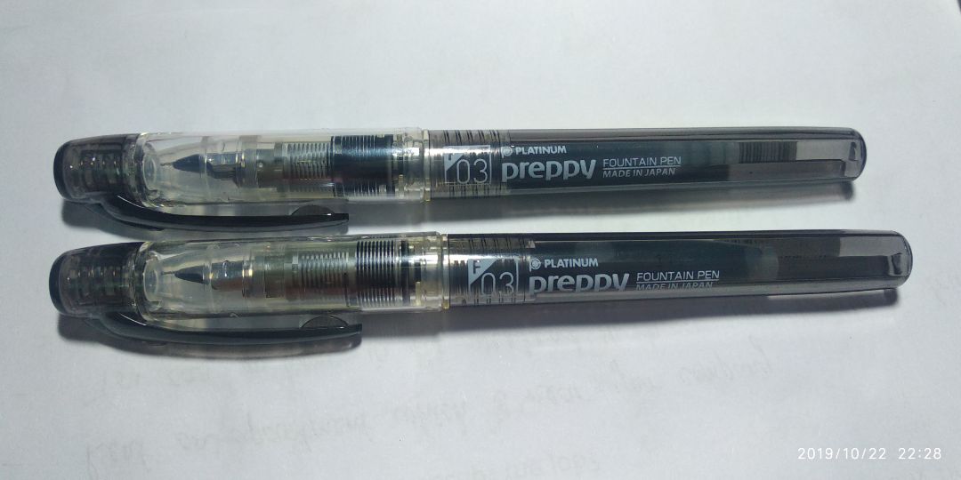 Đầu bút bo tròn nên viết rất êm, vì thế nên không tạo được nét thanh nét đậm. Chỉ điều cái ống mực, mua thì đắt tiền, xài lại nhanh hết, nên mình mua hộp mực ở ngoài để bơm vào khi xài hết (bơm bằng cái ống kim tiêm). Phần thiết kế thì đẹp miễn chê. Nói chung là rất tốt và mình cực thích hai cây này luôn á. Đầu bút bo tròn nên viết rất êm, vì thế nên không tạo được nét thanh nét đậm. Chỉ điều cái ống mực, mua thì đắt tiền, xài lại nhanh hết, nên mình mua hộp mực ở ngoài để bơm vào khi xài hết (bơm bằng cái ống kim tiêm). Phần thiết kế thì đẹp miễn chê. Nói chung là rất tốt và mình cực thích hai cây này luôn á.