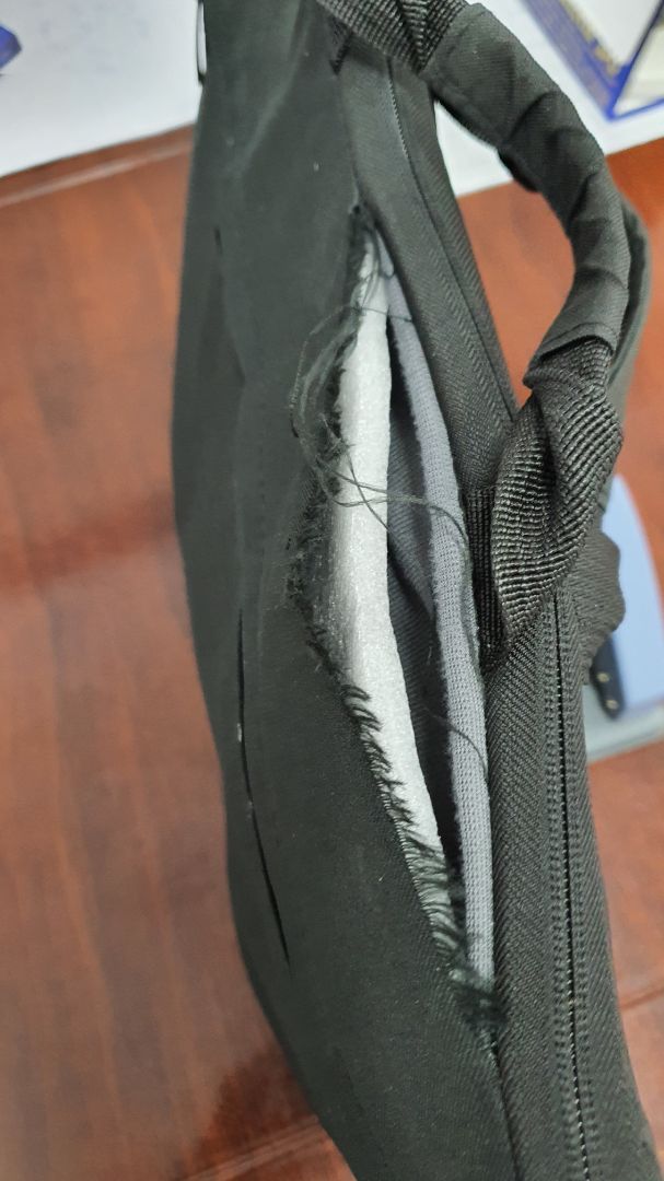 Khóa và lót trong rất tốt, nhưng đường may quá tệ : mới sử dụng lần đầu đã "bung đầu" ,ai lỡ xách đi công tác xa thì ....