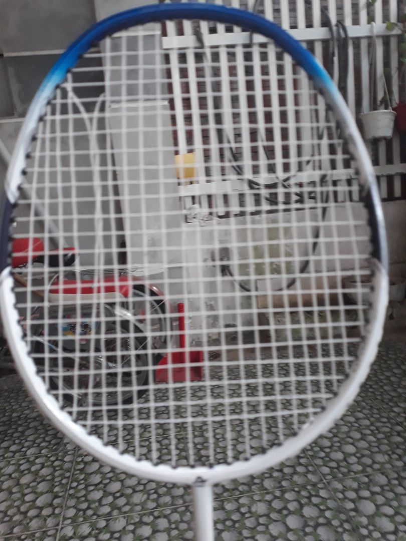 vợt yếu, tay cầm bị bong tróc hết. mới dùng dc 3 lần. chán