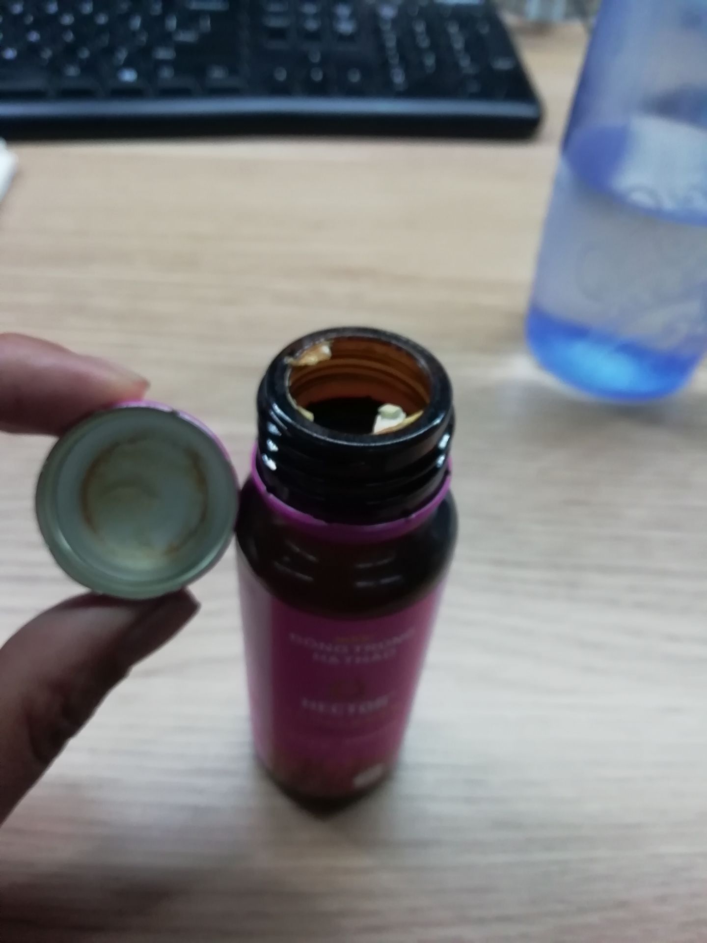 vị dễ uống, nhưng đến hộp thứ 2 thì có 2 chai mở nắp ra gặp tình trạng như hình. k biết có phải bị hỏng không nên phải đổ bỏ. Mọng nhận được tư vấn của shop.