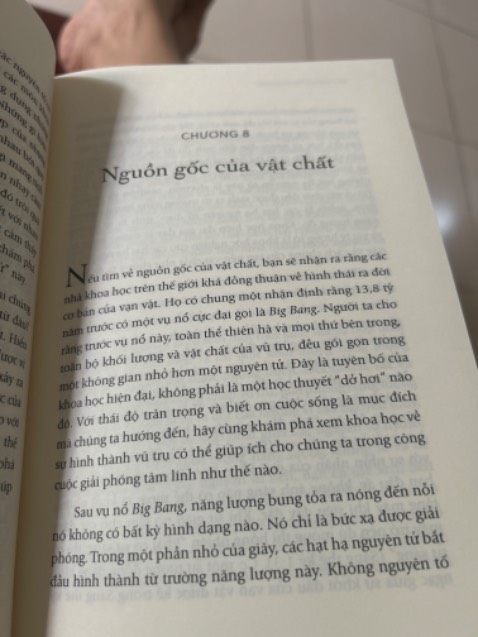 Nội dung rất cuốn, đã đọc 3 quyển của tác giả, quyển nào cũng hay. Nếu bạn nào cần tìm hiểu về nguồn gốc bản chất của vạn vật thì nên đọc quyển này. Con người từ đâu mà có, vạn vật từ đâu mà thành. Dẫn chứng và giải thích kết hợp giữa khoa học và tôn giáo. Chân thành cám ơn tác giả!