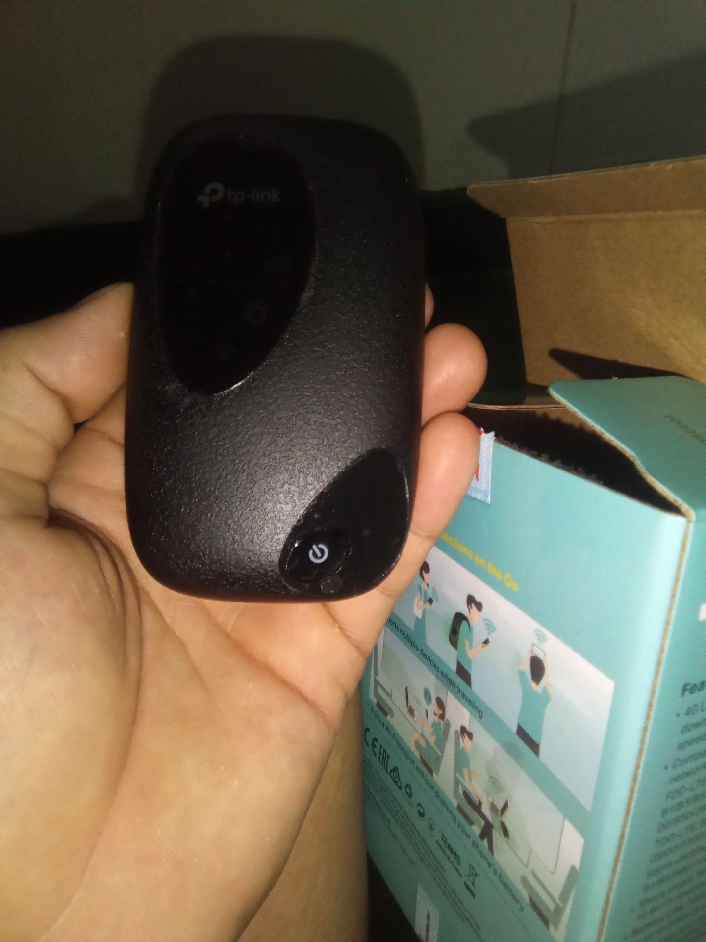 rất rất bực mình về sản phẩm này của shop, tôi mới dùng được 4 ngày đầu wifi phát sóng rất ổn. thế mà sang ngày thứ 5 khi bật bộ phát lên không thể phát sóng được, và ba bóng đèn luôn sáng thậm chí còn không thể tắt nguồn được nữa. 
nói tóm lại là không dùng được. phải đổi trả lại ngay. mong tiki giải quyết nhanh trường hợp này