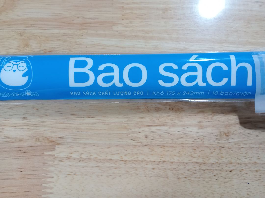 Nylon bọc sách, sản phẩm của FAHASA, bìa bao dày, rất đẹp, size 175x242 mm, bao vừa khít các khổ sách 16x24, giá rẻ nữa. Cực kỳ hài lòng luôn.