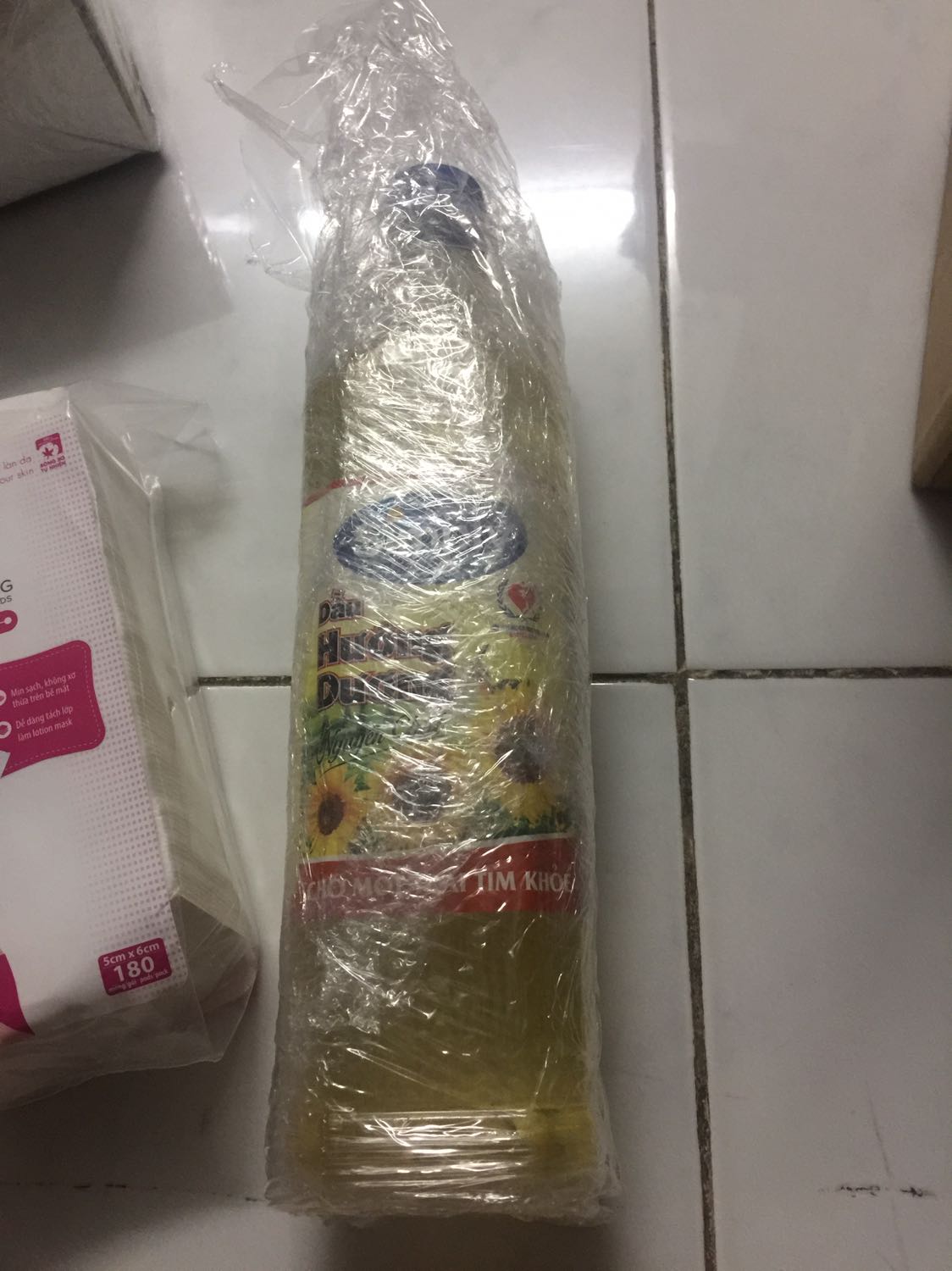 Giao nhanh, hạn còn xa. Dùng tốt sức khoẻ, bữa dùng dầu hạt cải nhưng kiếm không thấy trên Tiki nên đành chuyển sang hướng dương. 
Nhưng hình như chai này từng được dán keo với sản phẩm nào khác nên tháo nilon ra xong còn dấu keo tùm lum. ?