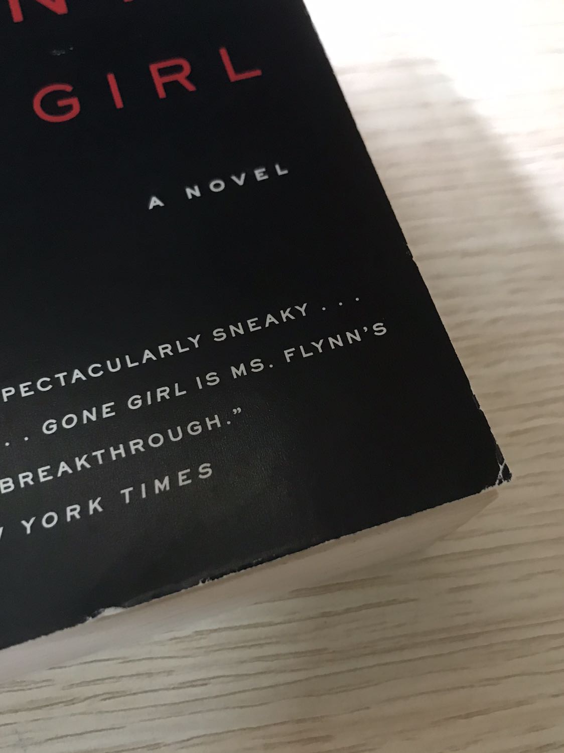 Bìa sách khá cũ, nhiều vết trầy xước