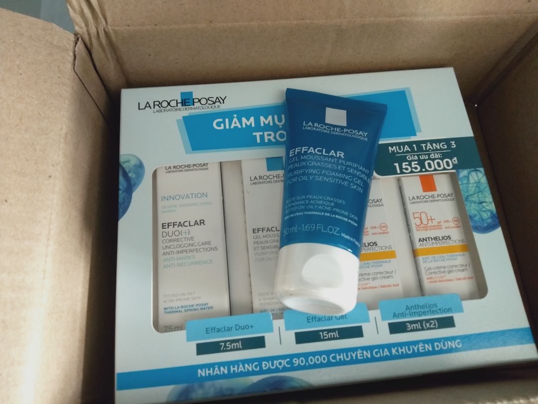 Giao hàng gói không cẩn thận, lúc mình nhận về thì SRM không gói gì bên ngoài để bảo vệ mà chỉ để vô hộp. Mua kèm bộ sp SRM mini 15ml, KD 7.5ml, KEM CHỐNG NĂNG và chai SRM 50ml riêng mà vậy đó Giao hàng gói không cẩn thận, lúc mình nhận về thì SRM không gói gì bên ngoài để bảo vệ mà chỉ để vô hộp. Mua kèm bộ sp SRM mini 15ml, KD 7.5ml, KEM CHỐNG NĂNG và chai SRM 50ml riêng mà vậy đó