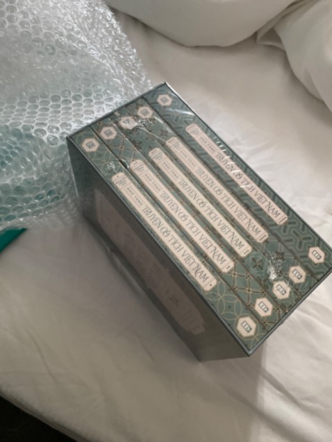 Tiki giao hàng nhanh, trước hạn.
Sách được đóng gói cẩn thận, chắc chắn. 
Còn bọc nylon mới.
Chưa mở ra nên không có bình luận về nội dung. Nhìn chung hài lòng.